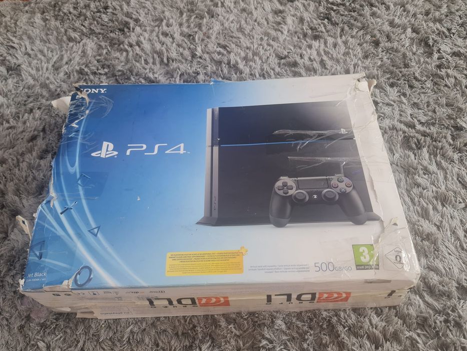 Playstation 4 com jogo e comandos