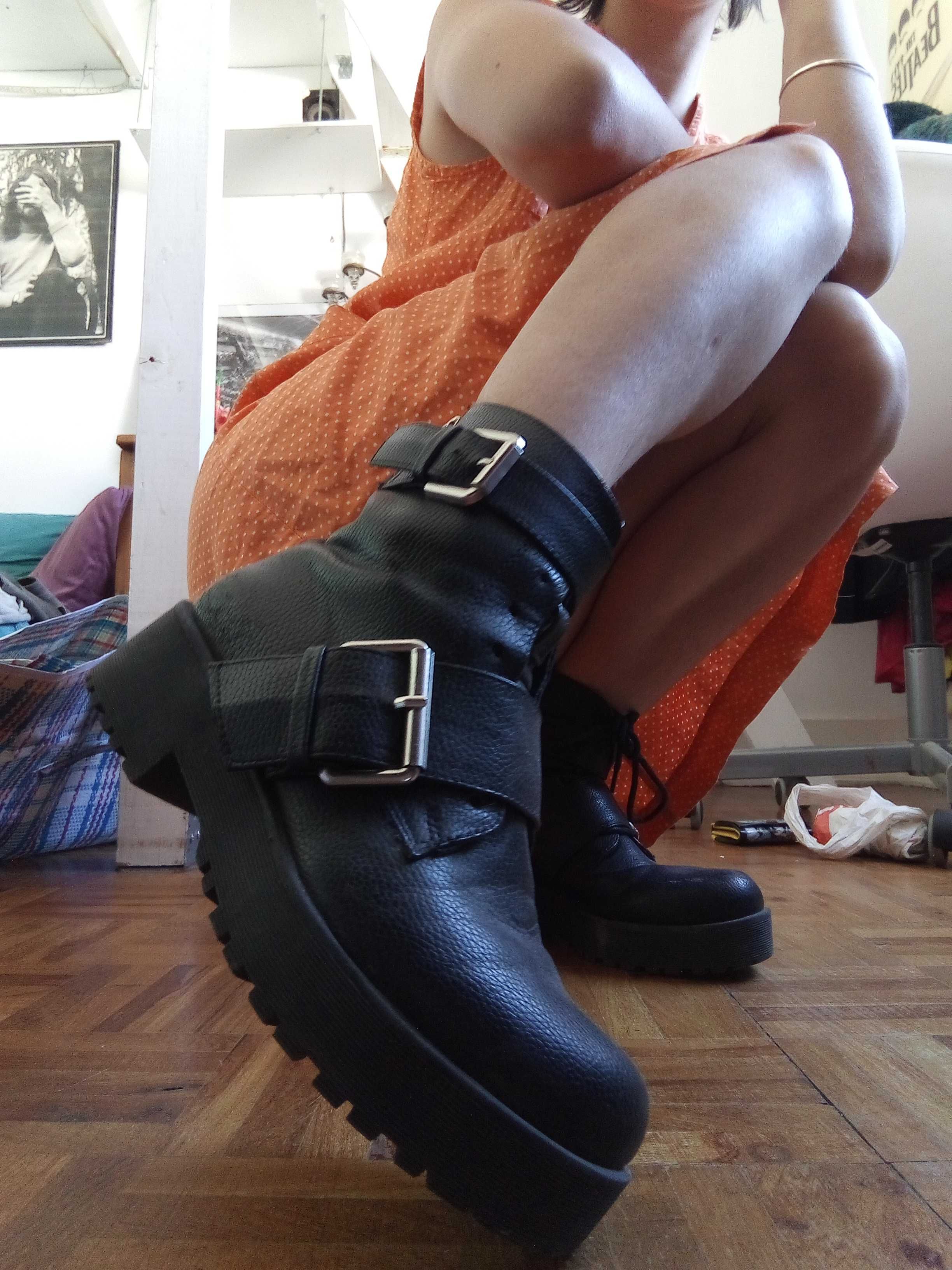 Botas pretas com fechadura ZIP