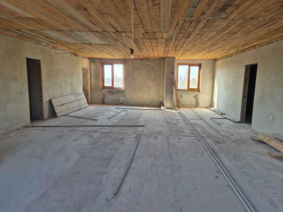 Продаж будинка з басейном