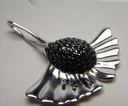 Srebrna zawieszka ciekawy kształt czarne cyrkonie