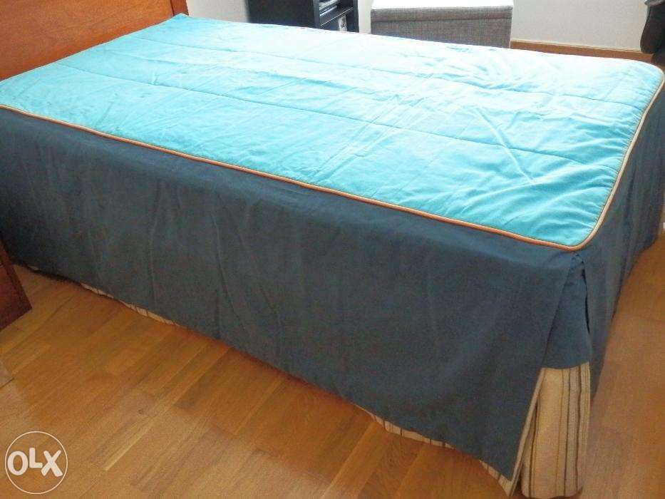 Vendo coberta de cama de rapaz cor azul claro e azul escuro com debrum