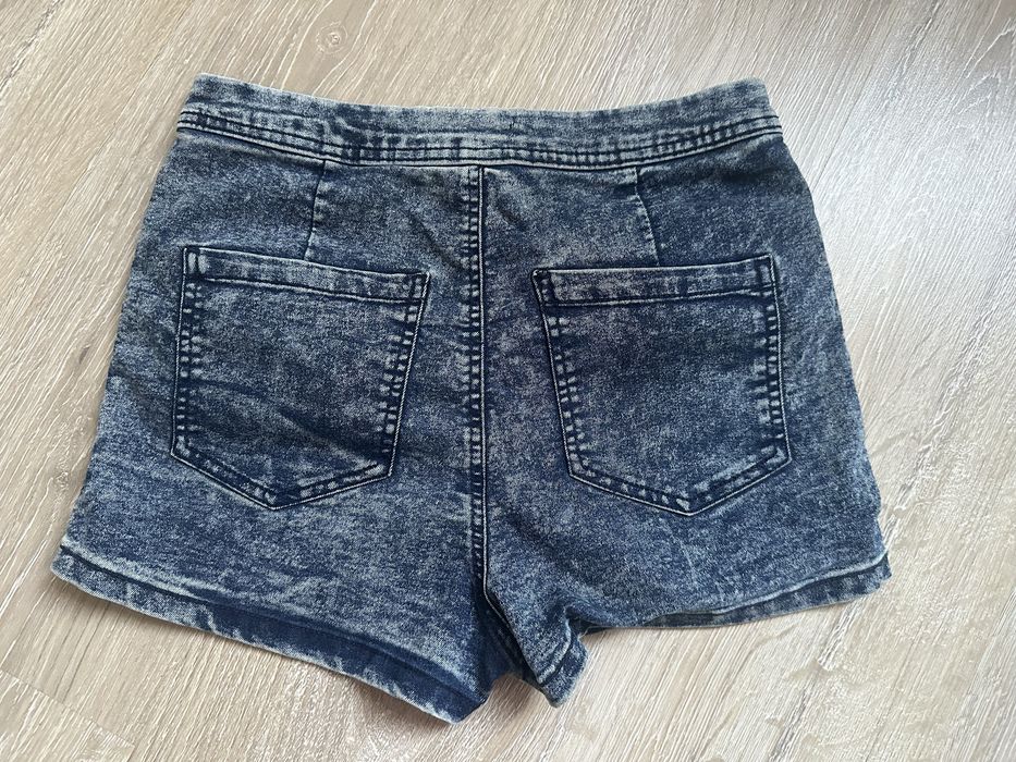 Krotkie jeansowe spodenki