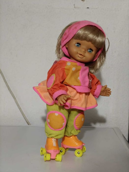Boneca de brincar a pilhas patinagem a pilhas