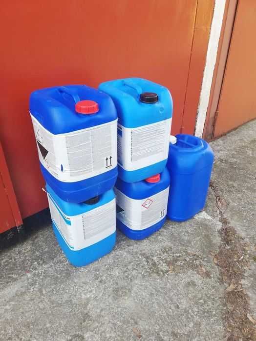 Kanistry, bańki na paliwo, olej, itp. - o pojemności 25 litrów.