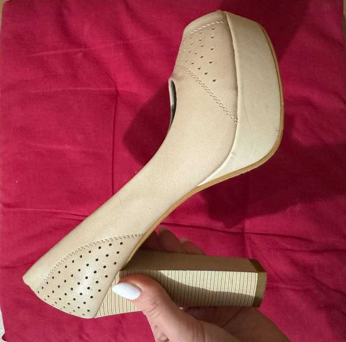 Жіночі туфлі бежевого кольору з відкритим носком