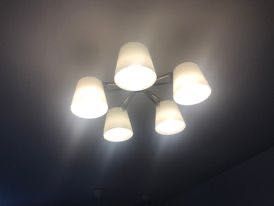 Lampa sufitowa 5 białych kloszy ciepłe światło