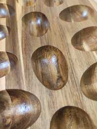 Drewniana deska z wyżłobieniami na jajka