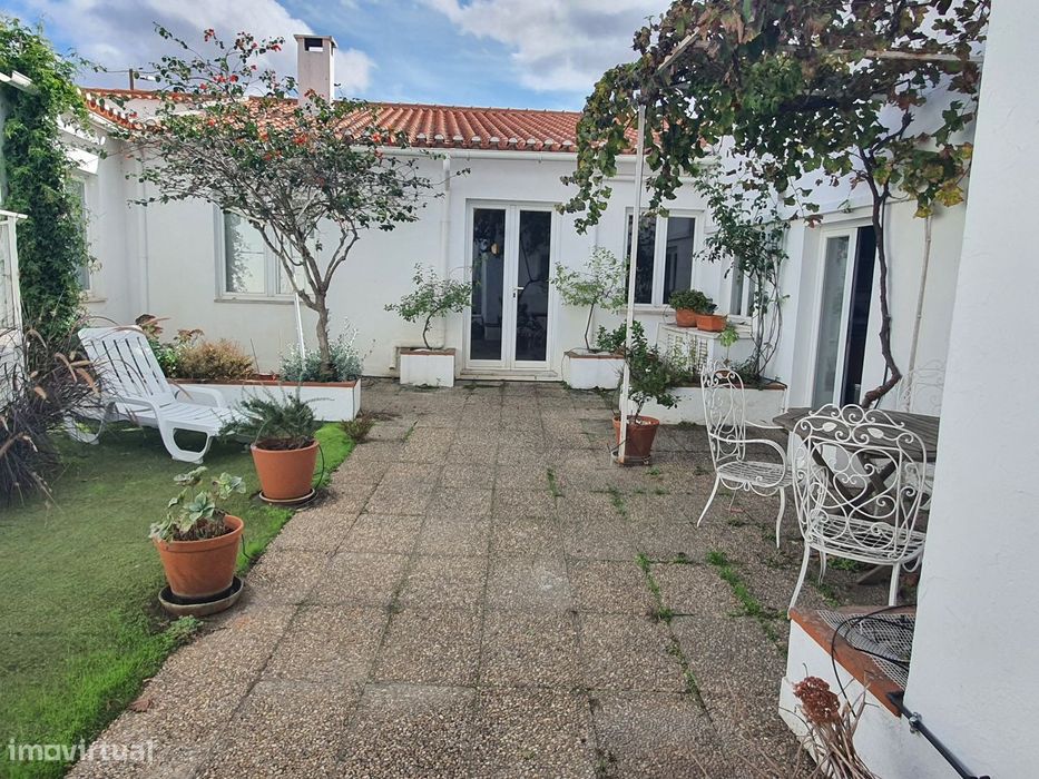 T8 com quintal e piscina no centro de Aljustrel