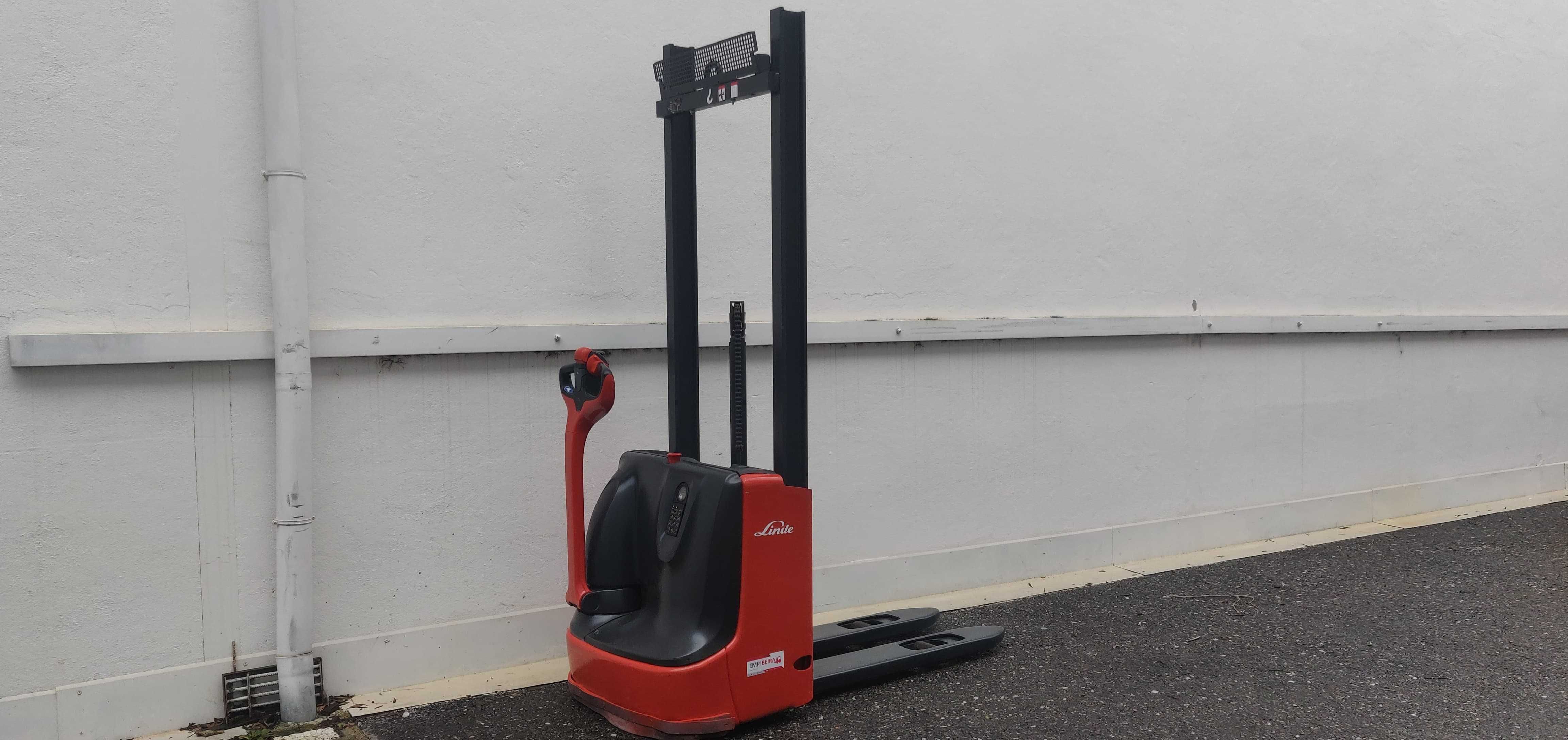 Stacker LINDE L10 Elétrico 1000kg - LINDE L10 1.8m BATERIA NOVA