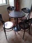 Mesa e 4 cadeiras para desocupar