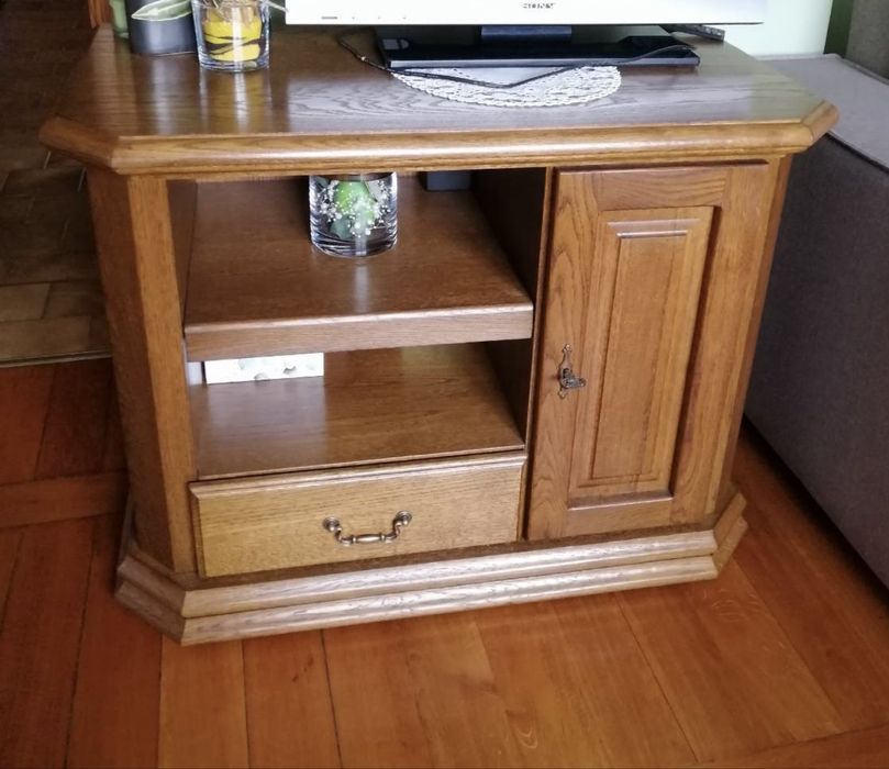 Kanapa, stolik i krzesło