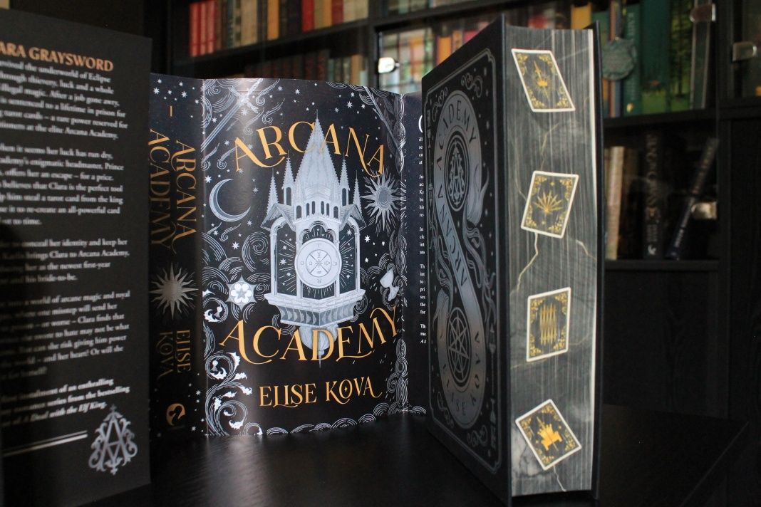 Книжка Arcana Academy by Elise Kova, Fairyloot