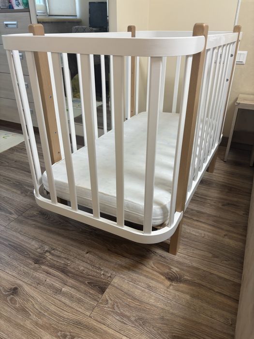 Дитяче ліжечко з маятниковим механізмом