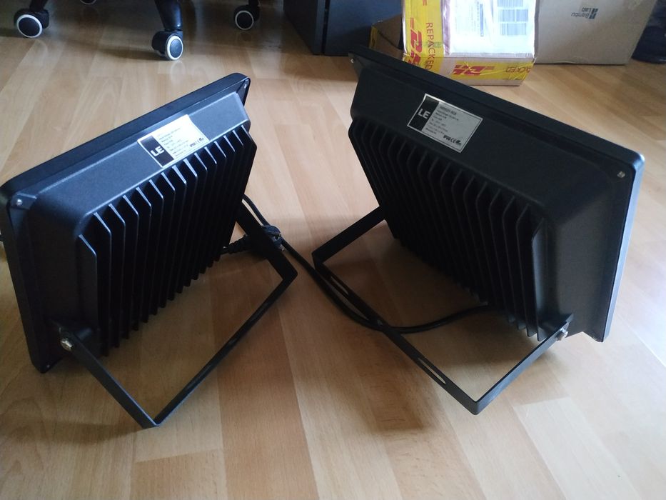 Kolorowa lampa LED RGB zewnętrzna 30W i 50W