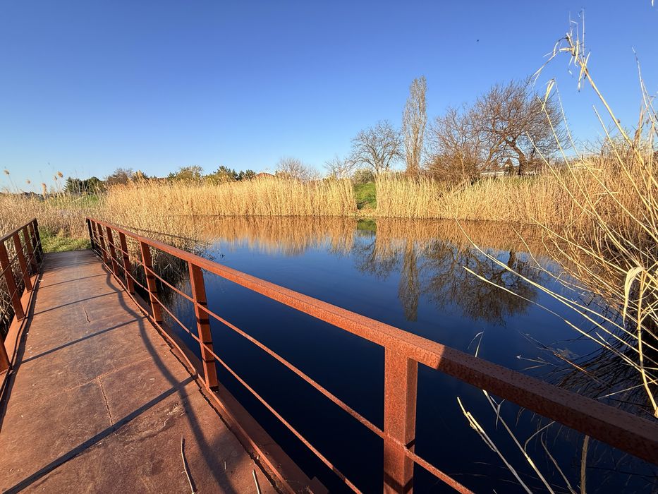 Продам участок у реки в элитном раене !!! ( С )