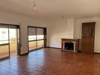 Apartamento T4 com sótão e terraço oliveira do bairro