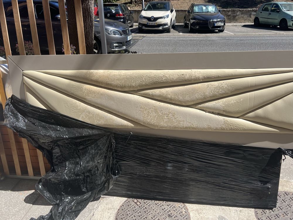 Cama de casal com mesas de cabeceiras impecavel