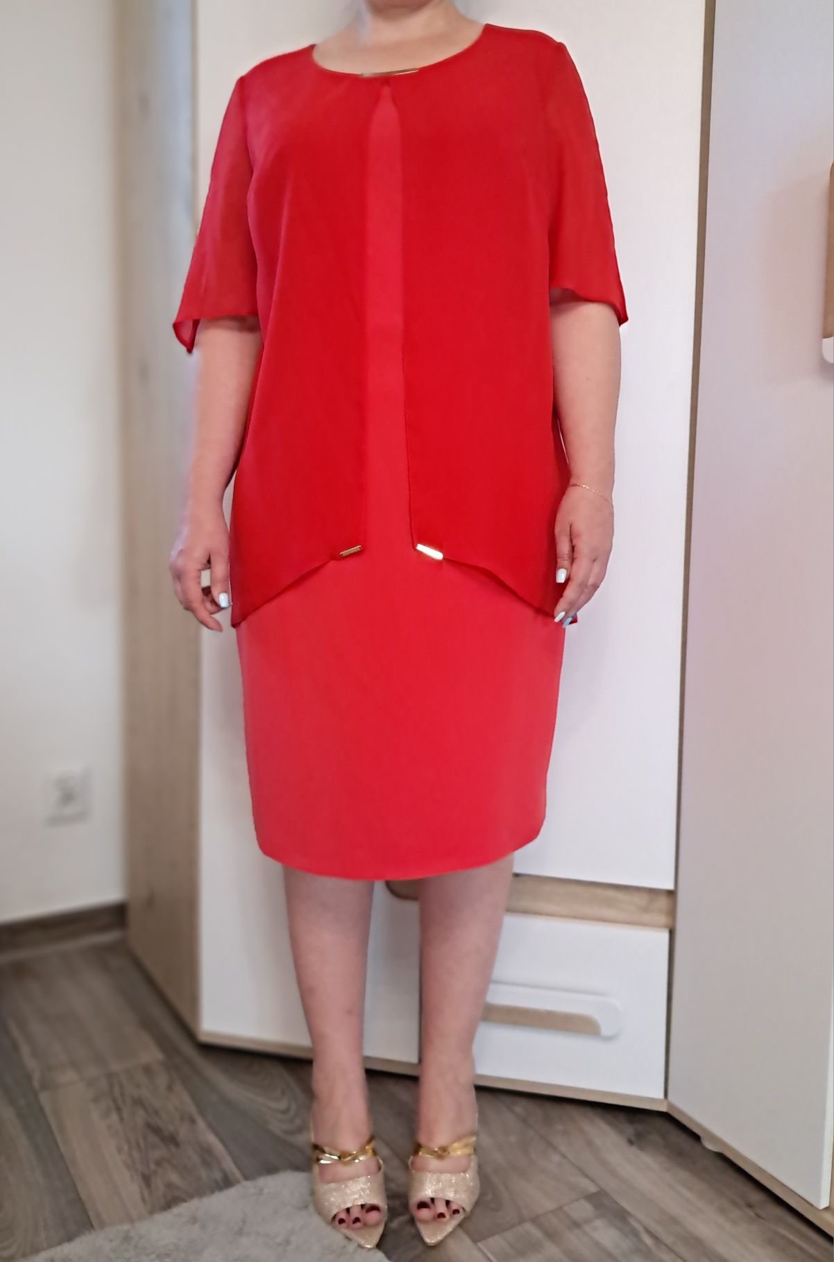 Czerwona sukienka 44/XXL ze złotymi elementami