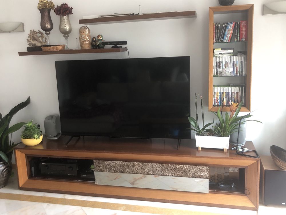 Móvel de televisão e prateleiras