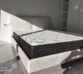 Cama estofada com estrado