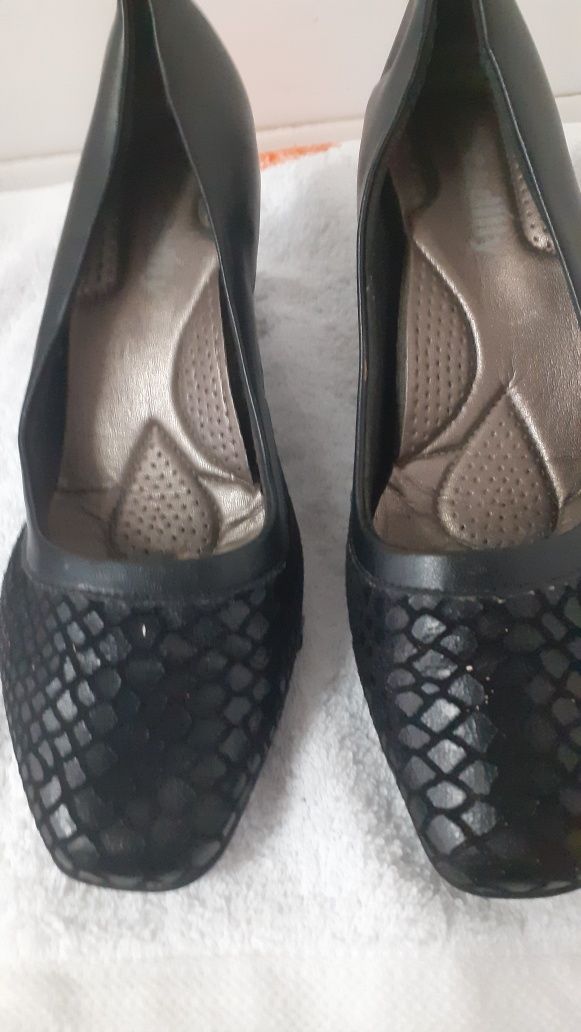 Sapatos pretos  muito confortáveis   com palminha acolhoada n 36 e tra