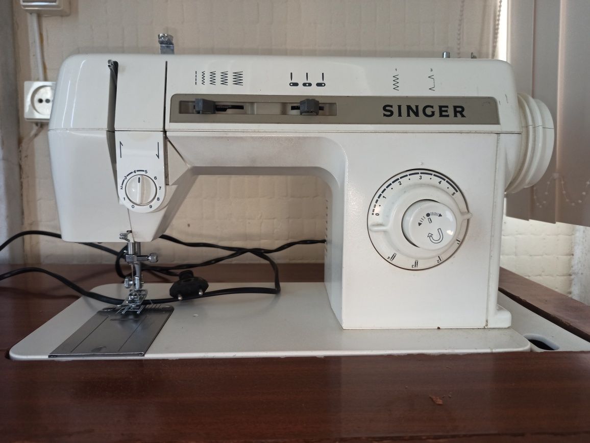 Máquina de costura Singer com móvel