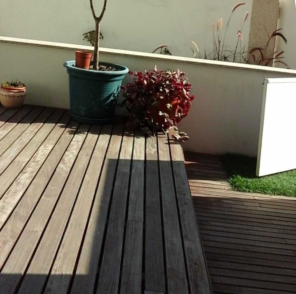 Deck de Ipê 21x90mm liso com encaixe nos topos