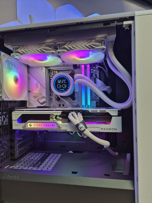 Gaming PC Ryzen 7 32GB RX 9070 XT 2TB ARGB Fractal North