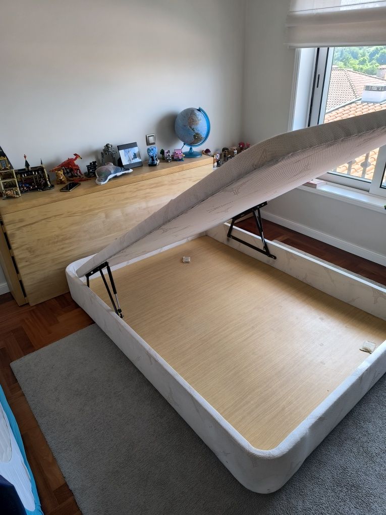 Cama e móvel cabeceira de apoio