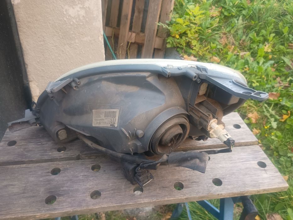 Toyota Yaris lampa przednia lewa + prawa Valeo komplet