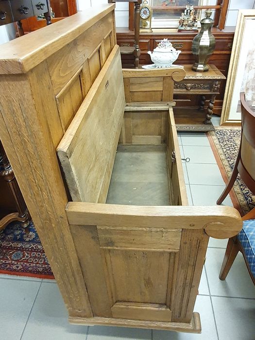 Antyczna sienna ławka z skrzynią