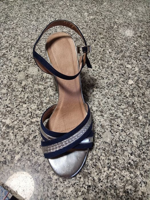 Sandálias azul marinho e prateado