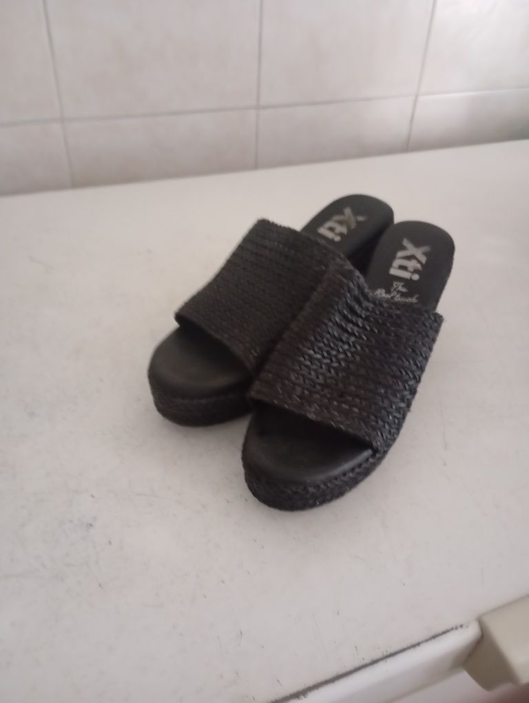 Socas de salto em cunha usadas