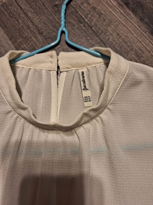 Biala bluzka Stradivarius.