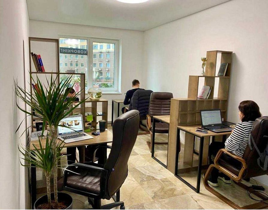 У зв'язку з закриттям офіса розпродаж меблі