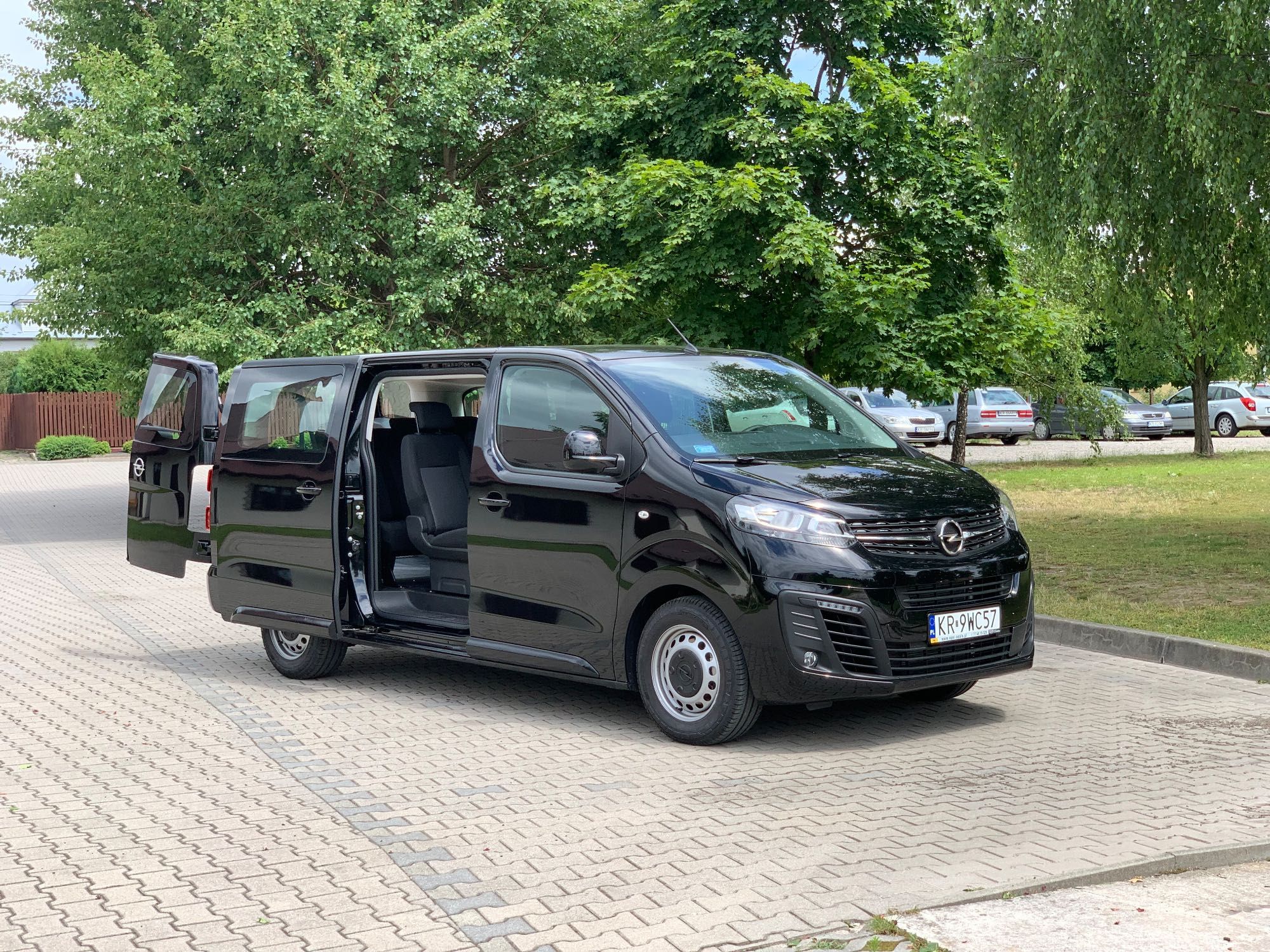 Wynajem BUSA 9 osobowego Opel Vivaro 2021 Long