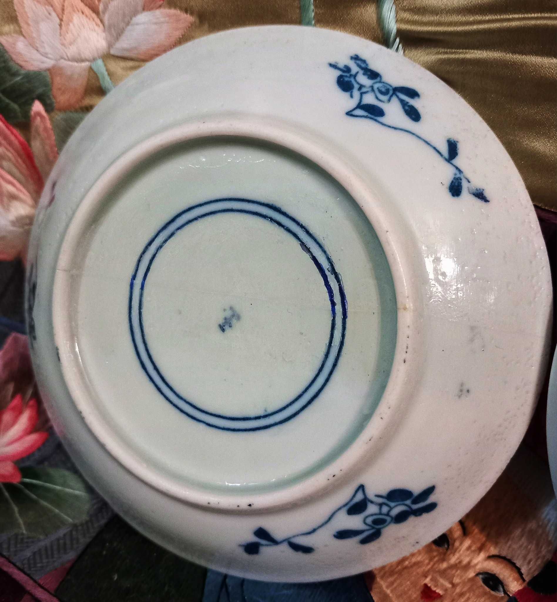 Par de xícaras e pires de porcelana asiática antiga,