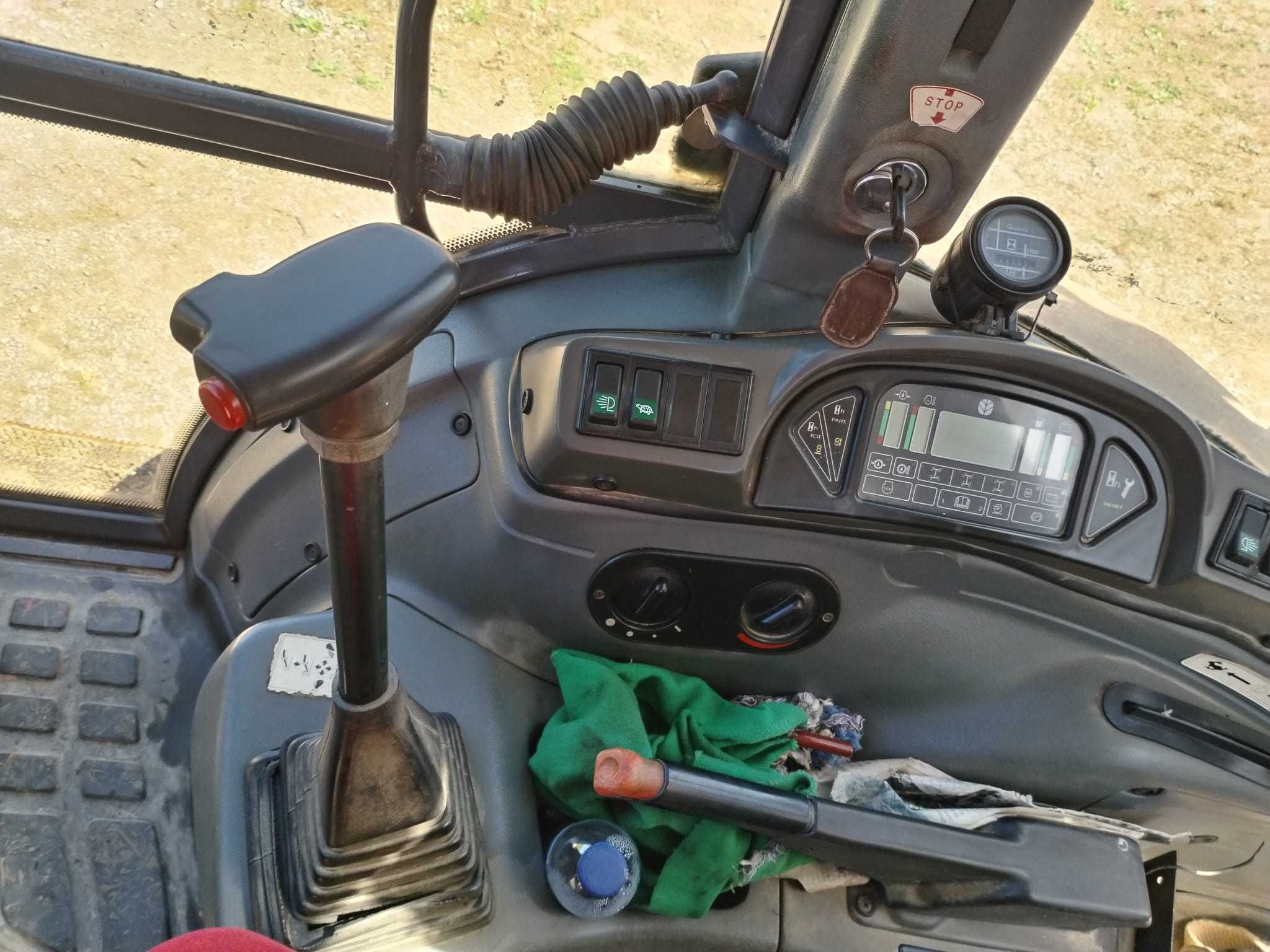 Retroescavadora Fiat Hitachi FB110 , com caixa automática.