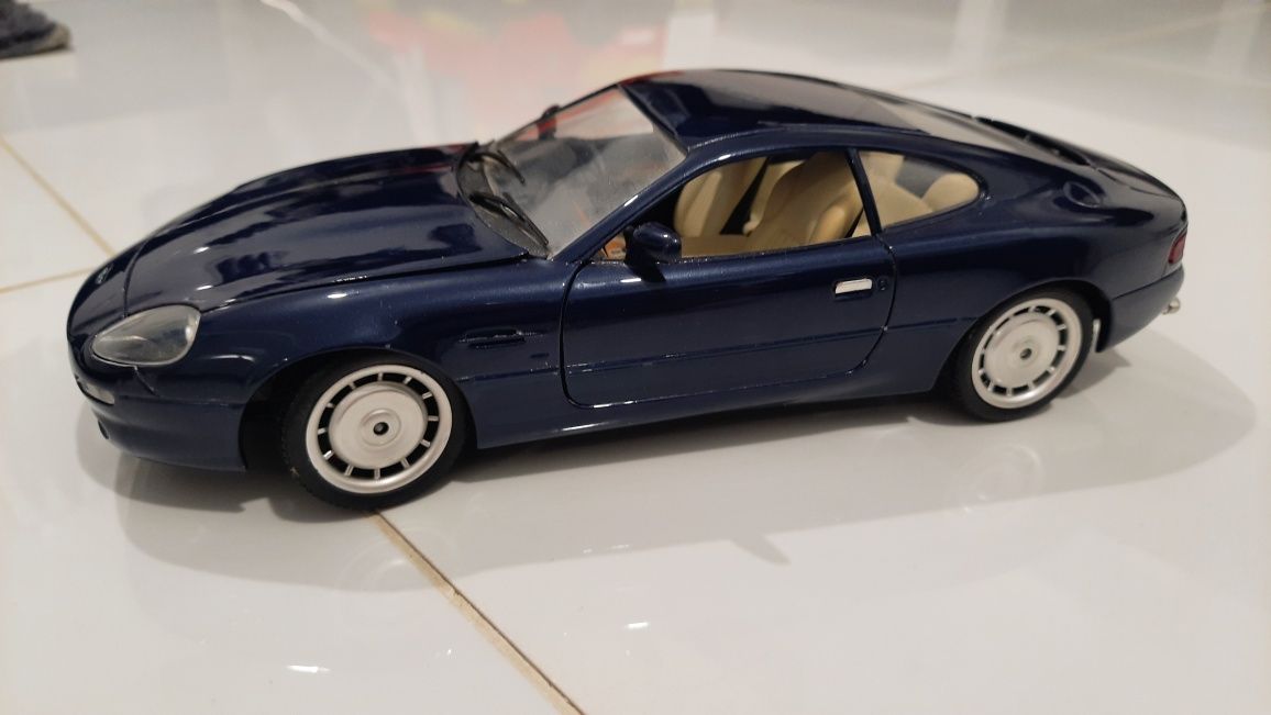 Model Aston Martin