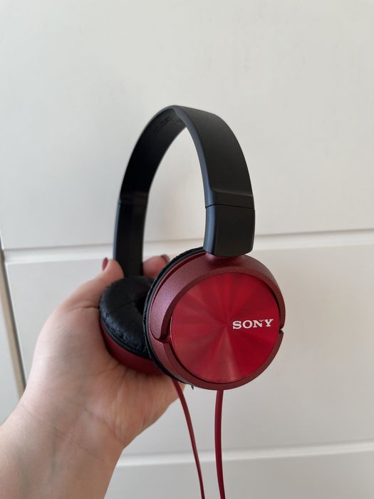 Bordowo czarne słuchawki przewodowe Sony