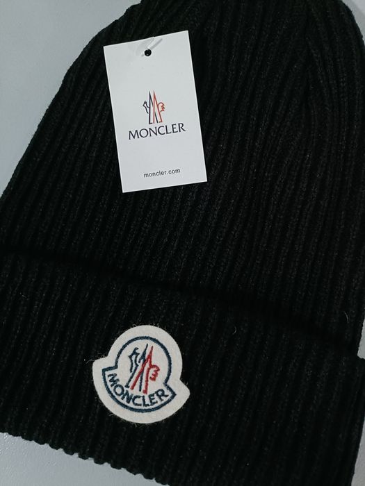 Czarna czapka z prążkowanej wełny unisex z logo Moncler