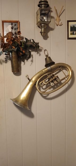 Mosiężny instrument trąbka.