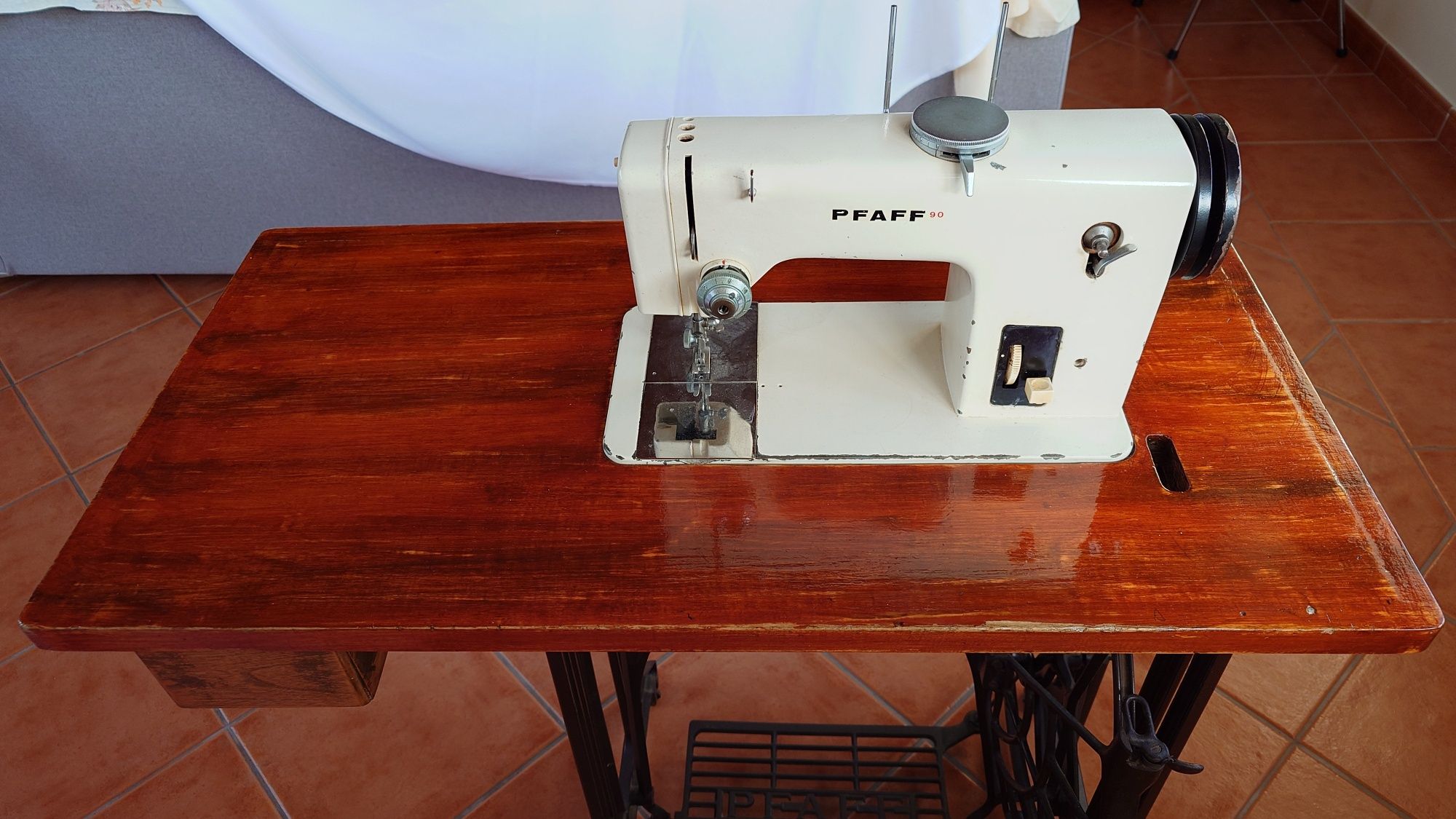 Máquina de Costura Elétrica PFAFF