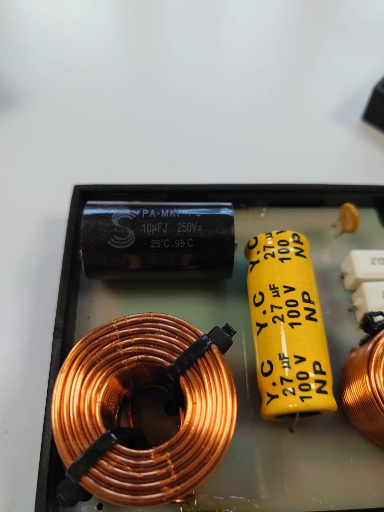 Кроссоверы от двухкомпонентного комплекта Dynaudio.