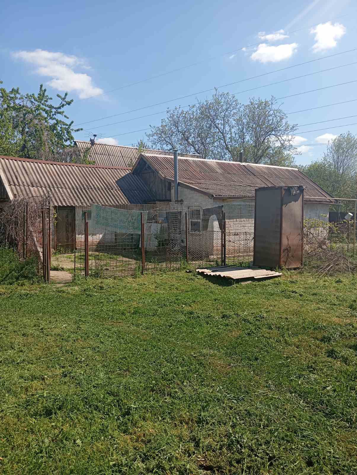 Продається будинок та земля біля будинку