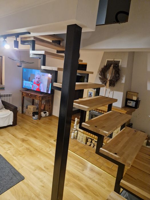 Schody metalowe z drewnianymi stopniami