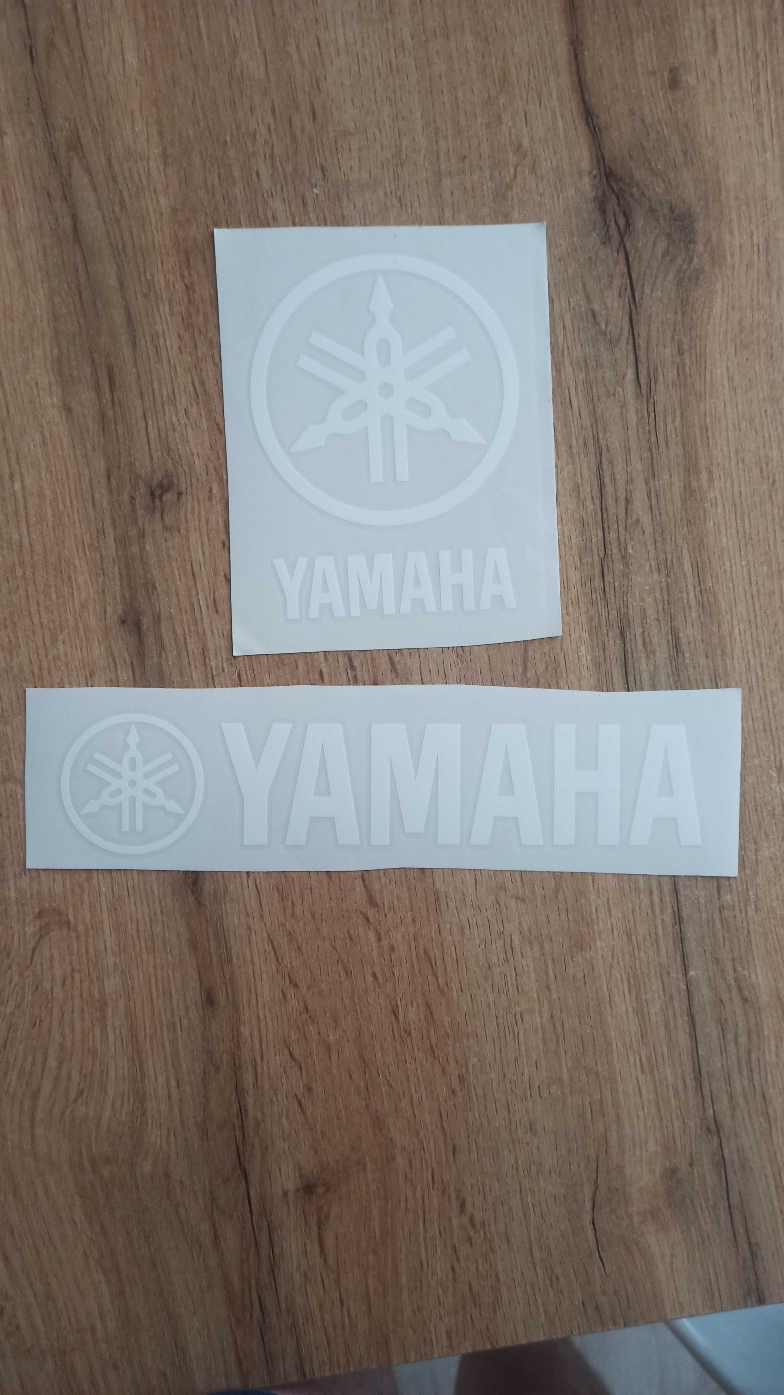 Naklejki białe z logo YAMAHA na naciąg perkusyjny