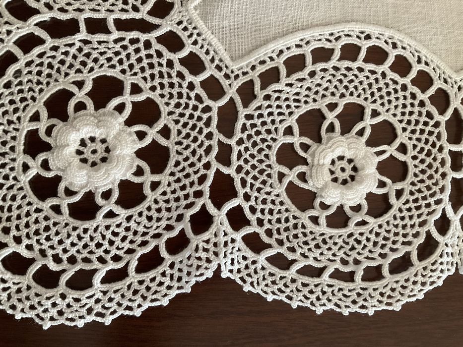 Centro de mesa em linho, bordado à mao, com renda manual linha 100.