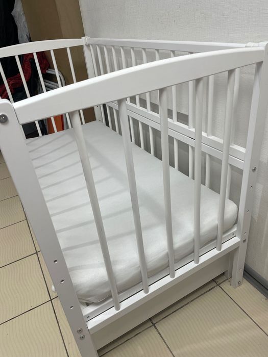 Дитяче лiжко та пеленальний стіл-комод