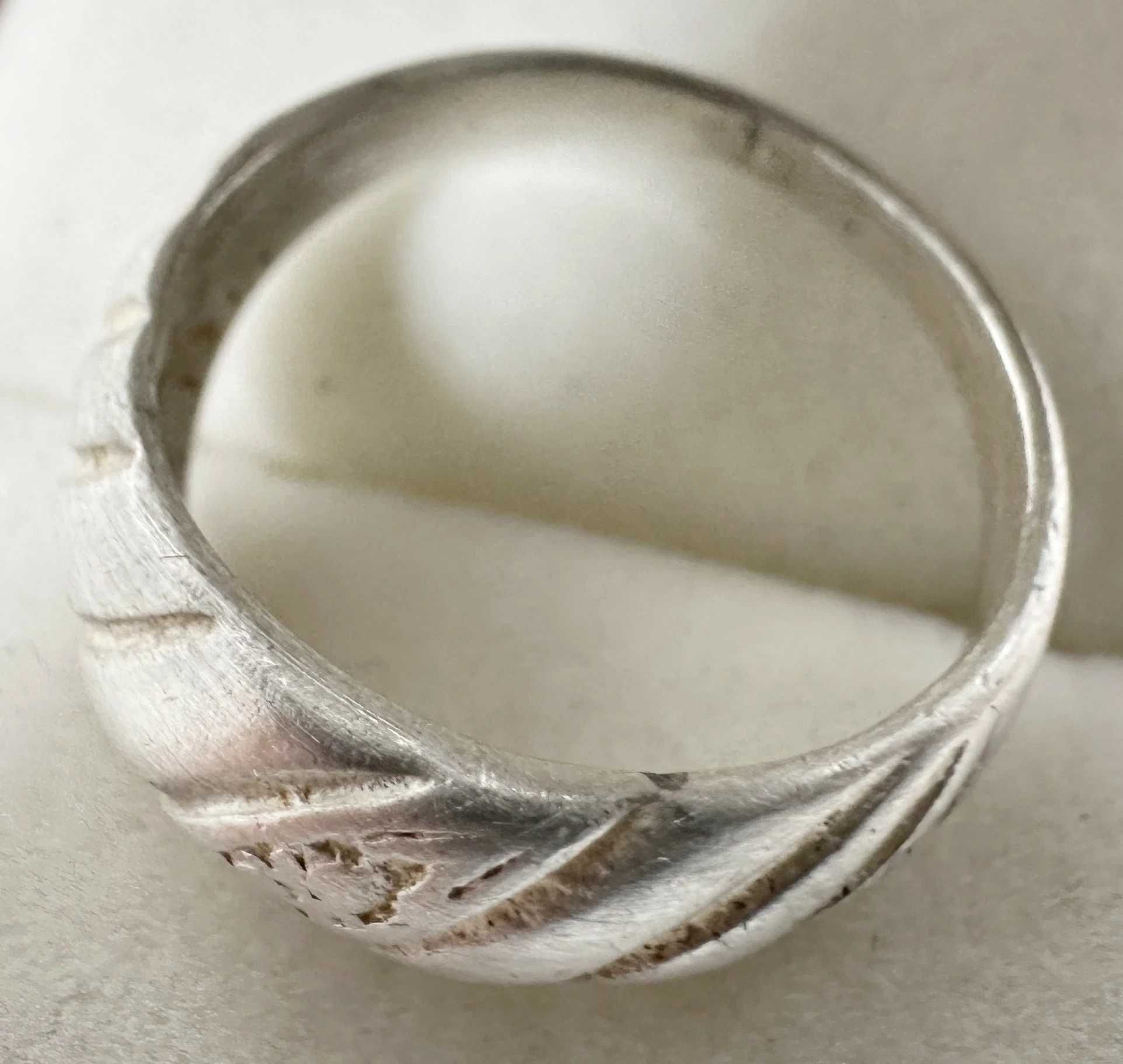 Śliczny srebrny damski pierścionek ze wzorkami 3,98G 925